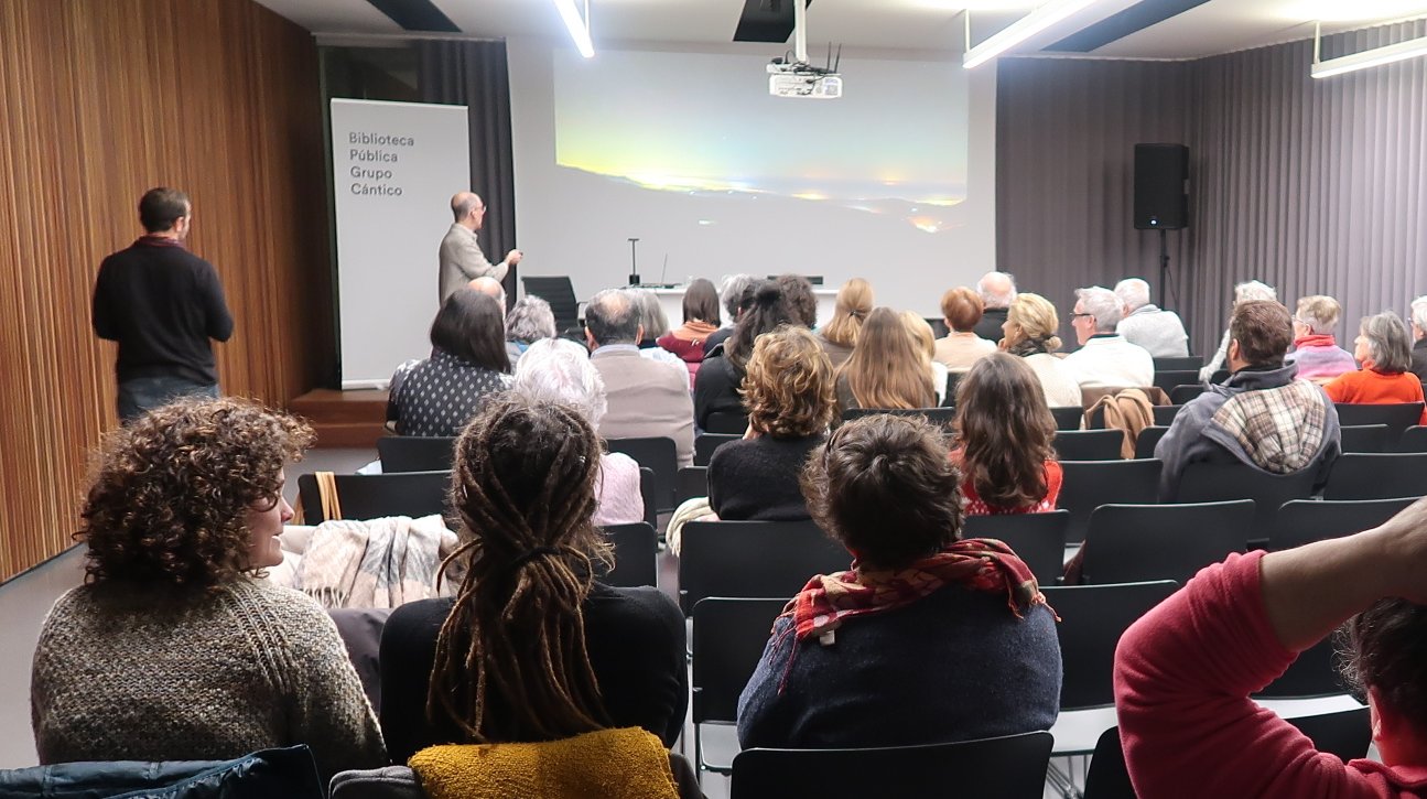 Explicación del alcance de la contaminación lumínica que llega al Veleta desde cientos de kilómetros a la redonda. Biblioteca Pública Grupo Cántico.