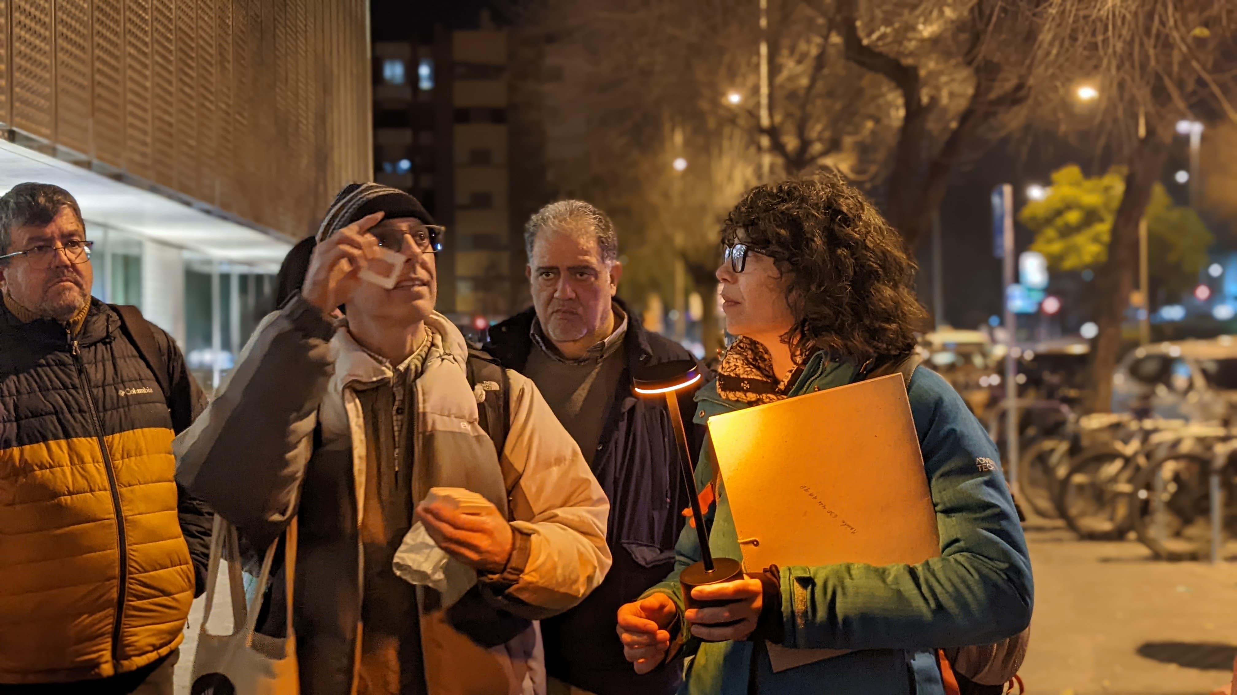 Explicación del uso de las redes de difracción utilizadas para visualizar los espectros de las fuentes luminosas durante el recorrido (véase proyecto de ciencia ciudadana StreetSpectra). Charo Nieto.